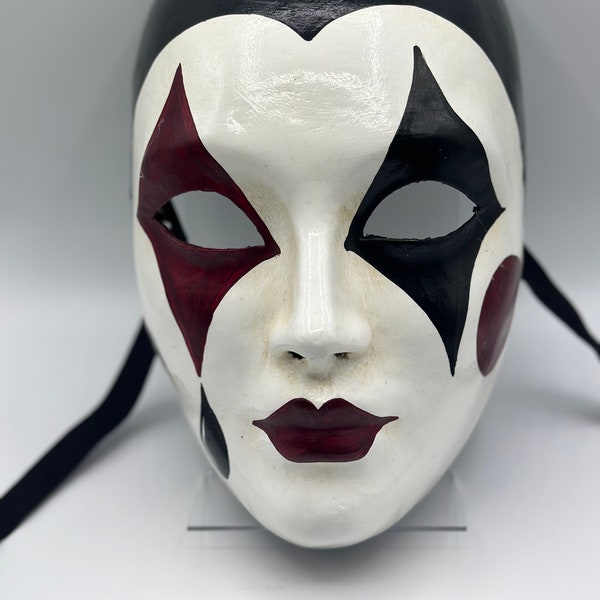 Masque femme Pierrot original, yeux rouges, oeil noir, lèvres rouges et dessus blanc et or.