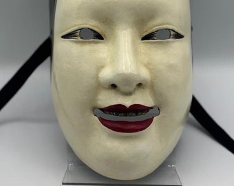 Japanische Noh-Maske, Nohmen-Maske einer Frau, japanische Theatermaske - Ko-omote-Maske - Handgefertigte und handdekorierte Maske aus Pappmaché.