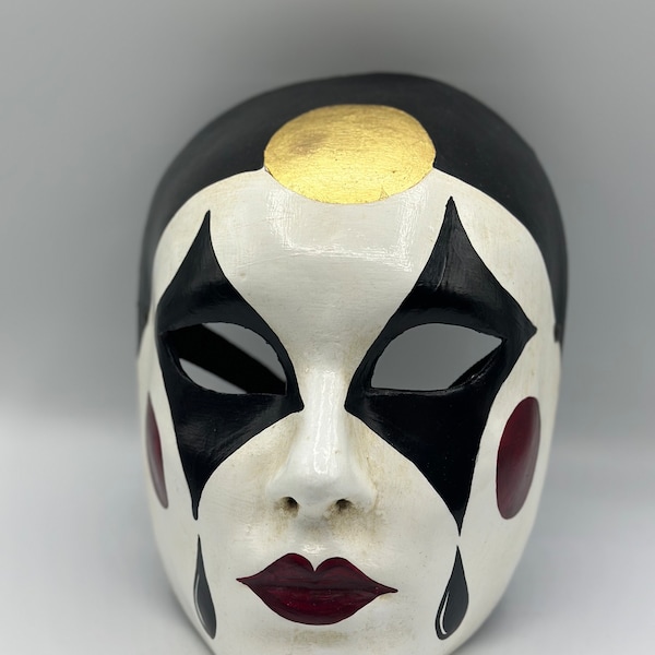 Masque Pierrot original femme. Masque arlequin blanc, rouge et noir avec de l'or. Cadeau unique fait à la main.