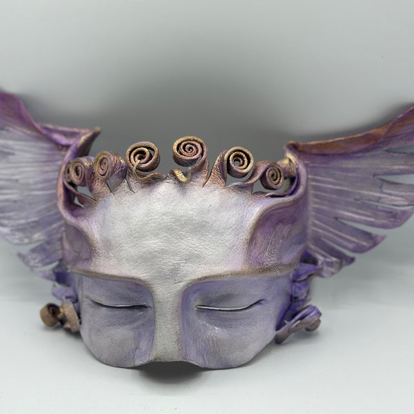 Bunte Ledermaske von Hypnos. Hypnos, der griechische Gott des Schlafes. Maske aus Leder aus Uruguay.