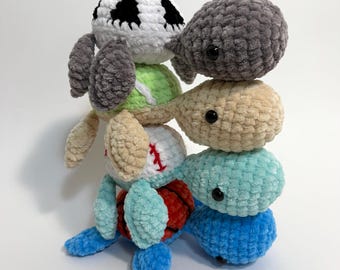 Tartarughe di peluche sportive all'uncinetto: basket, baseball, tennis, calcio – Regalo per il ritorno a scuola
