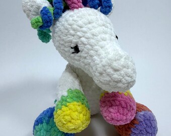 Unicorno di peluche all'uncinetto