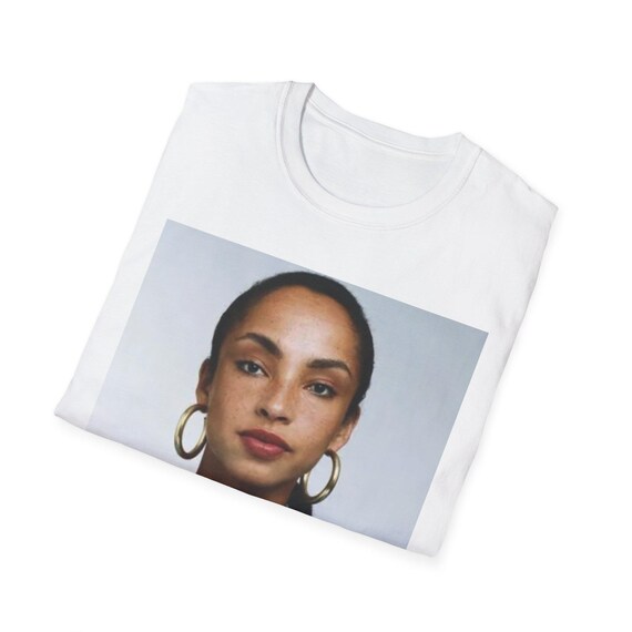 Sade グラフィックTシャツ：ユニセックス ソフトスタイル リングスパン