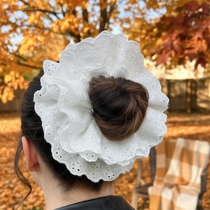 Chouchou XXL en dentelle blanche, élastique pour cheveux en coton surdimensionné, accessoire pour cheveux fait main Boho Cottagecore