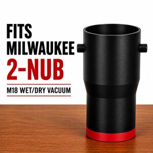 Puede incluir: Accesorio de aspiradora negro con base roja. El texto en la imagen dice "FITS MILWAUKEE 2-NUB M18 WET/DRY VACUUM". El accesorio tiene dos pequeñas asas y es de forma cilíndrica.