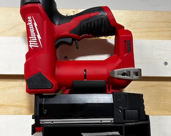 Clavadora de clavos de calibre 23 M12 para montaje en pared