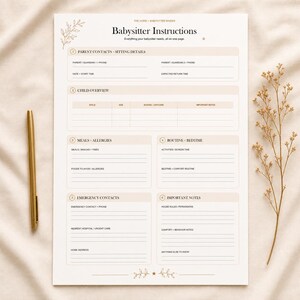 Peut inclure: Un formulaire en papier blanc intitulé Babysitter Instructions avec des sections pour les contacts, les enfants, les repas, les allergies, la routine, le coucher, les urgences et des notes. Il présente des accents beiges et un stylo doré.