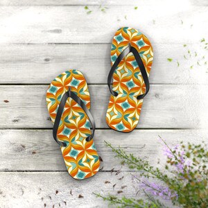 Groovy Vibes - Retro Radiance Flip Flops | Lebendige gemusterte Sandalen, Sommer Strand Schuhe, Urlaubsschuhe, Boho Pool Slides