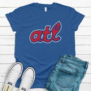 X-SMALL &gt;&gt;&gt; Fan of Atlanta Baseball T-Shirt | Atlanta Braves Shirt | Retro Feather T-Shirt | Heathered Colors | Unisex Short Sleeve Tee