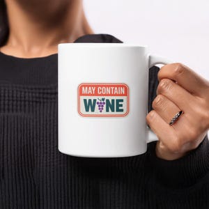 Tazza divertente con scritta &quot;Può contenere vino&quot;, regalo per gli amanti del vino, tazza da caffè umoristica, decorazione da cucina a tema vino, idea regalo per gli amanti del vino, regali a tema vino