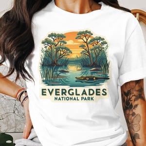 エバーグレーズ国立公園Tシャツ、アリゲーターTシャツ、夕焼け風景Tシャツ、自然愛好家へのギフト、フロリダのお土産、アウトドアアパレル