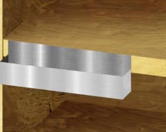 Può includere: Una mensola integrata in metallo spazzolato fissata a un mobile in legno. La mensola è rettangolare e sembra progettata per lo stoccaggio. L'armadio ha più ripiani e una finitura naturale venata del legno.