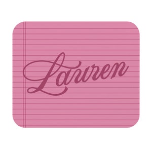 Może przedstawiać: Różowy notes z ręcznie napisanym imieniem "Lauren" w ozdobnym stylu.