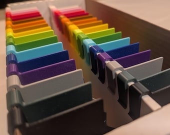 Divisor de tarjetas con clip de retención