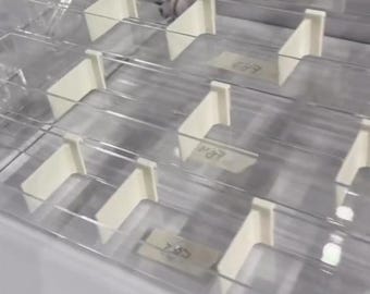 Divisor de vitrina de acrílico