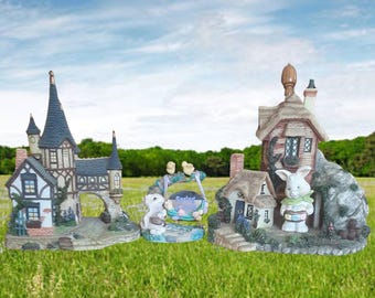 Set vintage paashaasbeeldjes: miniatuurkasteel en rood gebouw