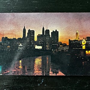 Cartolina d'epoca con lo skyline notturno di Chicago, Illinois