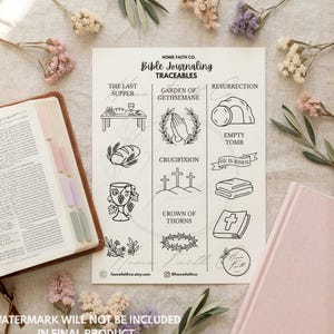 Op de afbeelding: Een zwart-wit Bijbel journaling traceerblad met religieuze illustraties, waaronder het Laatste Avondmaal en een kruis. Het blad is omgeven door bloemen en een boek, met de tekst 'Home Faith Co.'