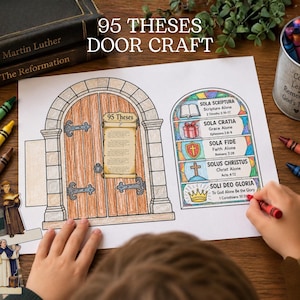 Pode incluir: Uma folha de artesanato imprimível com uma ilustração colorida de uma porta de igreja de madeira com um pergaminho das 95 Teses e um vitral exibindo os cinco Solas. A folha inclui textos como Sola Scriptura e Soli Deo Gloria.