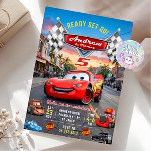 Puede incluir: Una colorida invitación con Rayo McQueen de la película Cars. La invitación dice "Ready Set Go!" y "Andrew is Turning 5." También incluye detalles de la fiesta e información de RSVP. El diseño muestra una escena callejera con otros personajes de Cars.