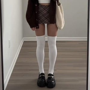 Calcetines blancos hasta el muslo