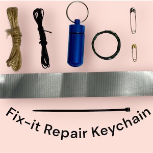 Puede incluir: Un conjunto de elementos de reparación, que incluyen cuerda, cordón negro, un llavero con contenedor azul, alambre, imperdibles, una brida y una correa gris. El texto "Fix-it Repair Keychain" se muestra en la parte inferior.