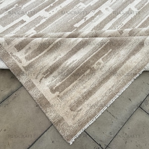 Beige taupe modern tapijt, handgeknoopt tapijt van wol en zijde 8 x 10, gestreept minimalistisch laagpolig vloerkleed voor woonkamer of slaapkamer