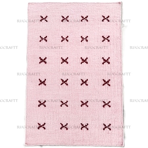 Roze wollen platgeweven vloerkleed, rood kruispatroon, minimalistisch modern tapijt