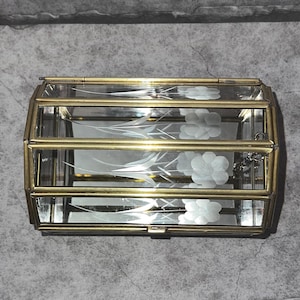 VTG Via Vermont LTD Gorgeous Floral Etched Tinted Glass & Brass Trinket Box 5x3