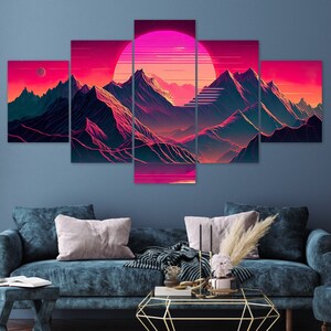 Peut inclure: Un ensemble de cinq impressions sur toile représentant un coucher de soleil rose et violet au-dessus d'une chaîne de montagnes. Les montagnes sont en silhouette contre le ciel lumineux, et le soleil est un grand orbe brillant.