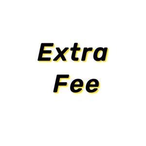 Könnte beinhalten: Schwarzer Text auf weißem Hintergrund mit dem Text "Extra Fee" mit einem gelben Rahmen um den Text.