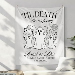 Könnte beinhalten: Ein weißer Wandbehang mit schwarzer Strichzeichnung von drei Geistern, einer davon mit Krone und Schleier, die Weingläser halten. Der Text lautet 'TIL DEATH Do us party', 'Bride or Die', 'OLIVIA'S BACHELORETTE' und 'SALEM, MA', ergänzt durch Discokugel und Noten.