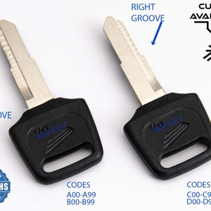 Könnte beinhalten: Zwei schwarze und silberne Schlüssel mit einer Rille an der Seite. Die Schlüssel haben einen schwarzen Kunststoffkopf mit einem Loch für einen Schlüsselring. Die Schlüssel sind mit "MR KEY" beschriftet und haben Codes auf der Unterseite aufgedruckt. Das Bild enthält auch einen Garantiesticker mit dem Text "6 MONTHS WARRANTY".