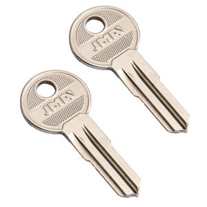 Op de afbeelding: Twee zilverkleurige sleutels met de tekst "JMA" op de kop. De sleutels hebben een ronde kop met een gat en een gestructureerd patroon. De sleutelbladen zijn uitgesneden met groeven.