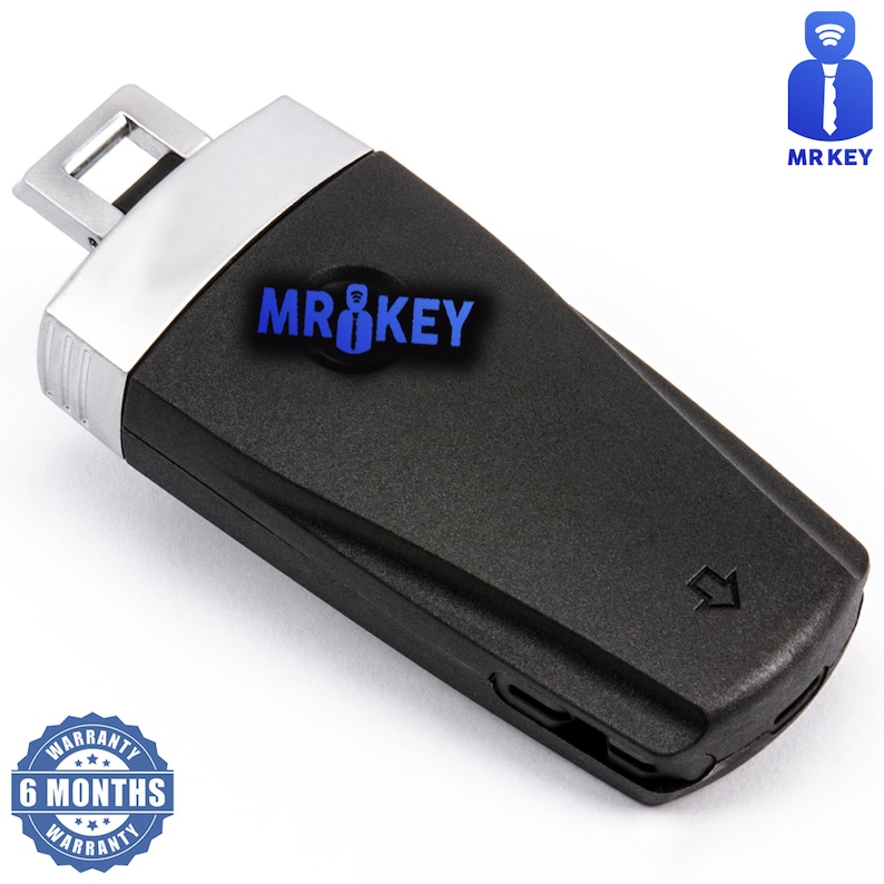 以下が含まれることがあります： 黒と銀の車のキーフォブで、銀のキーブレードと黒いボタンが付いています。フォブには青い文字で「MR KEY」と印刷されています。フォブには6ヶ月の保証が付いています。