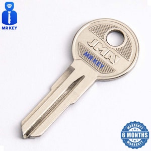 Op de afbeelding: Een zilveren sleutel met een ronde kop. De kop heeft een blauw en wit logo met de tekst "JMA MR KEY".