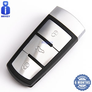 以下が含まれることがあります： 3つのボタンが付いた黒と銀の車のキー。ボタンには、ロック解除、ロック、トランクの開閉のシンボルがあります。キーは6か月保証です。