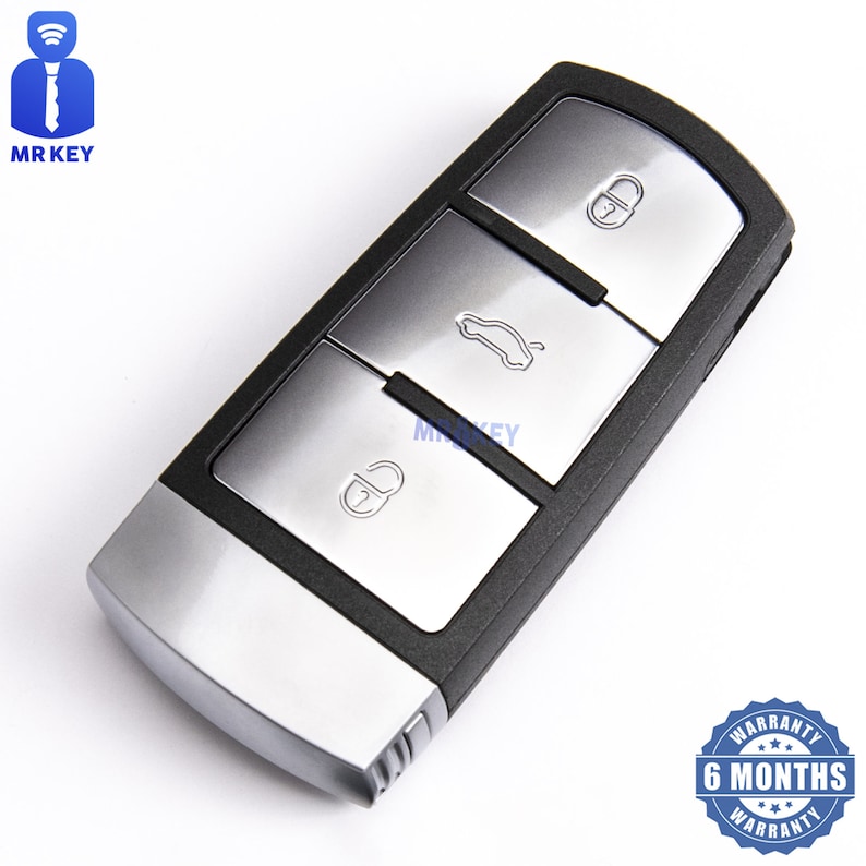 以下が含まれることがあります： 3つのボタンが付いた黒と銀の車のキーフォブ。ボタンには、ロック、アンロック、トランクの開閉のアイコンがあります。キーフォブは6か月保証です。