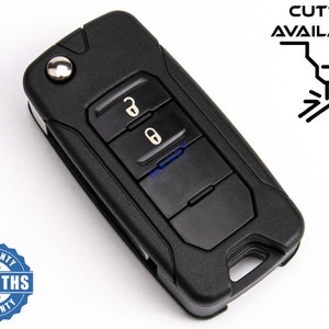 Peut inclure: Clé de voiture noire avec trois boutons. Les boutons sont étiquetés avec des symboles pour déverrouiller, verrouiller et ouvrir le coffre. Le porte-clés a une garantie de 6 mois. La découpe est disponible.