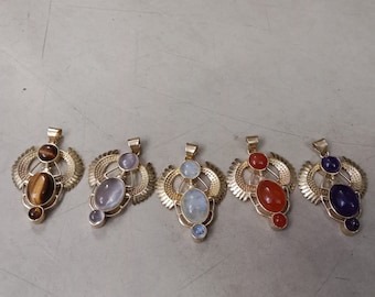 Colgante de escarabajo egipcio, latón chapado en oro, joyería de latón, colgante de 5 piedras preciosas, joyería de piedras preciosas, colgante de escarabajo dorado, joyería de escarabajo