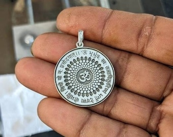 Colgante de mantra Gayatri en moneda de plata, dije de mantra, colgante de plata, colgante de mantra Gayatri, collar grabado personalizado, joyería de yoga espiritual