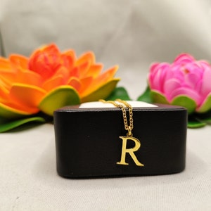 Letra cursiva maiúscula dourada ou prateada, alfabeto, colar inicial "R", presente de aniversário, amuleto da sorte, colar em camadas, moderno, dama de honra