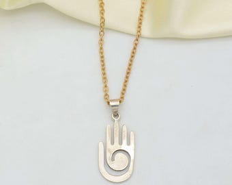 Pode incluir: Um colar de corrente dourada com um pingente de prata que apresenta uma mão estilizada com um design em espiral.