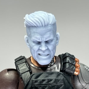 Maßgeschneiderte futuristische Mutant Kriegerin Figur