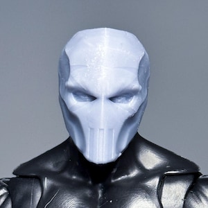 Cabeça esculpida sob medida em escala 1/12 – Escultura de capacete de vigilante desgastado pela batalha