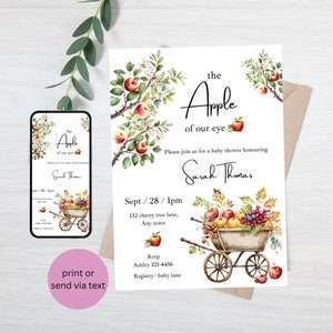 Puede incluir: Una invitaci&oacute;n a una fiesta de bienvenida al beb&eacute; con una ilustraci&oacute;n de acuarela de manzanas y un carro lleno de fruta. El texto dice "The Apple of our eye. Please join us for a baby shower honouring Sarah Thomas. Sept/28/1pm 132 cherry tree lane, Any town. Rsvp Ashley 221-4456 Registry/baby lane"