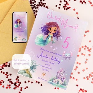 Puede incluir: Una invitación de cumpleaños con temática de sirena con el texto "Our little Mermaid is 5". La invitación presenta una sirena de dibujos animados con cabello morado y cola verde azulado, junto con ilustraciones de cangrejo, castillo y estrella de mar.