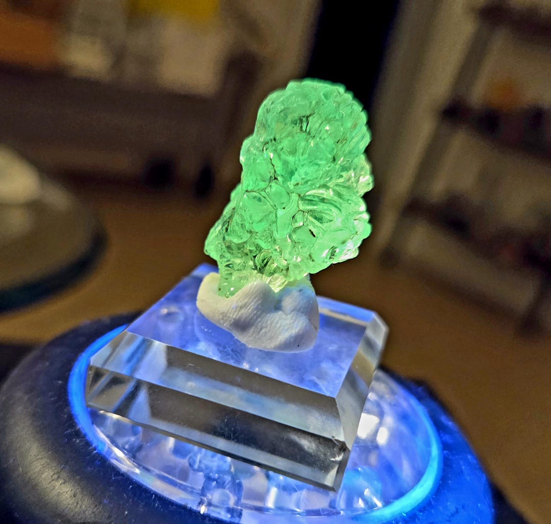 Fabulous UV Reactive Hyalite Opal Specimen. Superman's Kryptonite ...