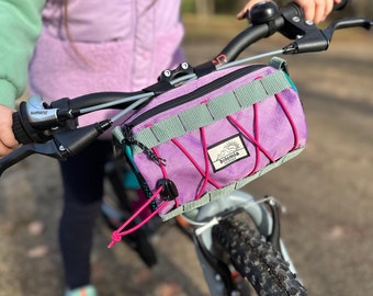 Bohême extérieur | Sac Burrito de vélo personnalisé pour les enfants | Guidon Barrel Gravel Bikepacking Cyclisme | RECYCLÉ ECOPAK® / X-PAC®