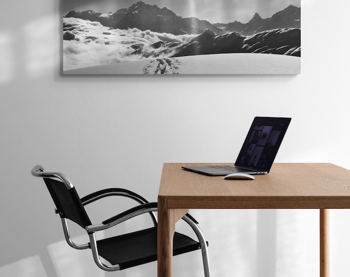 Diamantglasbild Bergpanorama Skispur im Schnee – Matterhornblick, Schweizer Alpen, Wandkunst, Naturfotografie, Berglandschaft, Geschenkidee